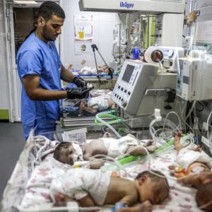 Sem incubadoras suficientes, hospitais de Gaza acomodam até três bebês no mesmo equipamento