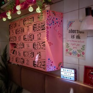 Aborto na Polônia: Ativistas inauguram armário de pílulas
