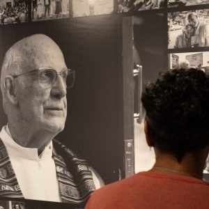 Exposição em SP homenageia padre Júlio e pessoas em situação de rua