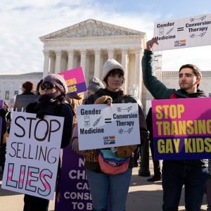 Seis hospitais dos EUA param de tratar adolescentes trans após acusação de fraude do governo Trump