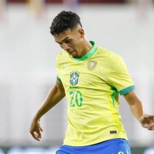 Quem é Arthur Dias, zagueiro convocado para a Seleção Brasileira