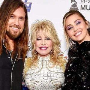 Miley Cyrus diz que Dolly Parton a “obrigou” a participar do Grammy 2024