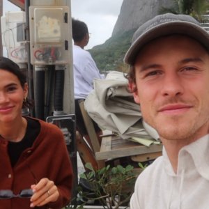 Apaixonado, Shawn Mendes posa com Bruna Marquezine em desfile de grife