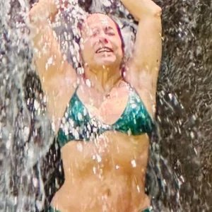 Cissa Guimarães curte cachoeira em viagem de férias a Bonito; veja as fotos
