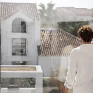 Janela antirruído no apartamento pode dar multa? Caso em condomínio gera dúvidas; veja o que diz a lei