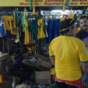 Vendas no comércio caem 0,8% em julho, com “ressaca” da Copa do Mundo