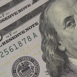 Dólar cai a R$ 5,08 e atinge menor valor em um mês