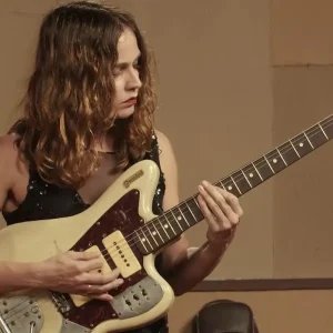 Gabi Terra é destaque do reality Duelo de Guitarras na TV Brasil