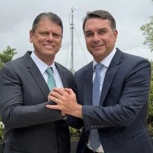 Flávio cita Tarcísio como “grande quadro” da direita ao falar de 2030