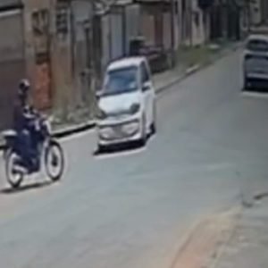 Policial penal morre após batida entre moto e carro em cruzamento