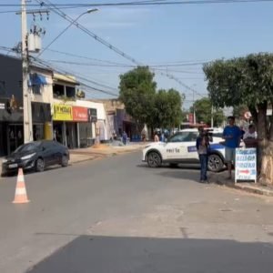 Motociclista morre após bater em carro e motorista foge a pé em Cuiabá