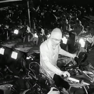 VÍDEO: criminosos desligam energia, arrombam loja e furtam 6 motos