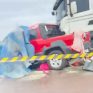 Duas pessoas morrem em batida entre carro e carreta na BR-364 em Rosário Oeste (MT)