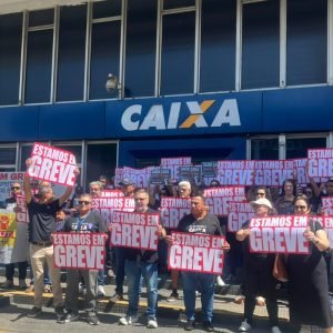 Funcionários da Caixa fazem protesto em Cuiabá durante greve nacional
