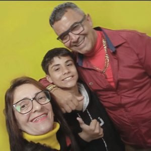 'Eles sempre vão ser os meus pais': jovem indenizado após ser expulso de casa por ser gay fala em perdão