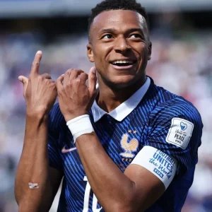 À CNN, Mbappé almeja primeira Bola de Ouro: “Todo jogador quer vencer”