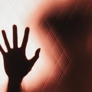 Homem mata mulher a facadas em Feliz Natal se esconde para não ser preso