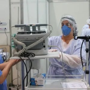 Estudo aponta esgotamento emocional e burnout de médicos de UTI