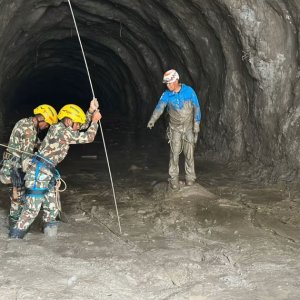 Dois homens são resgatados de túnel no Nepal nove dias após enchentes