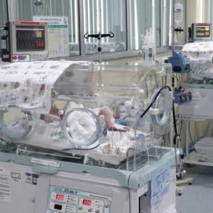 Bebê com rim paralisado consegue transferência após 5 dias em MT