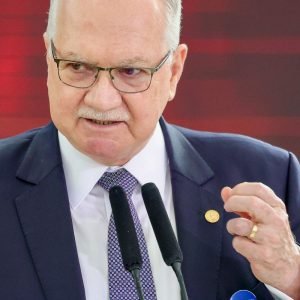Fachin dá 5 dias para Mendonça e Gonet responderem acusação de Moraes