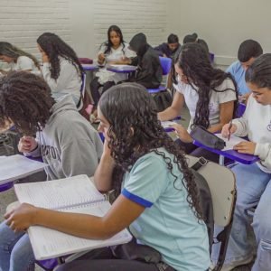 Brasil melhora desempenho escolar no longo prazo, mas patamar é baixo