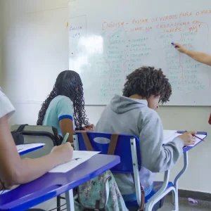 Escolas privadas fora de locais de votação terão aulas no DF