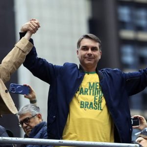 Flávio Bolsonaro propõe enxugar Estado e endurecer ações de segurança