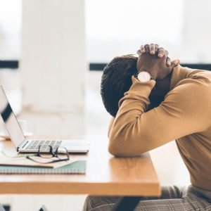'Nunca é suficiente': como a falta de reconhecimento no trabalho pode afetar a saúde