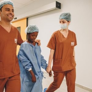 Crianças queimadas em Angola: médicos brasileiros fazem cirurgias