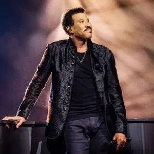 Lionel Richie continua hospitalizado devido a problemas cardíacos