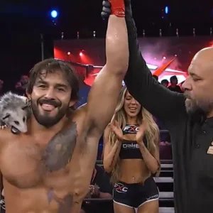 Lutador de MMA comemora vitória com gambá de estimação no ringue; veja