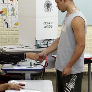 Caminhos da Reportagem: importância do voto para jovens e idosos