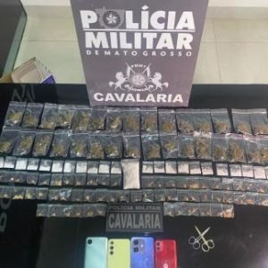 Mulher é presa após PM achar mais de 100 porções enterradas em quintal.