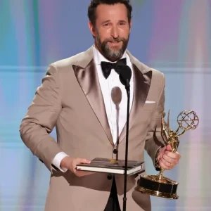 Noah Wyle classifica vitória no Emmy de Melhor Ator como “avassaladora”