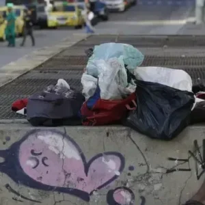 Homem passa 15 anos nas ruas, reconstrói a vida e transforma sofrimento em livro