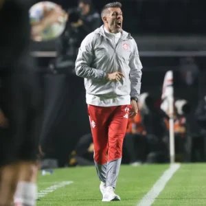 Internacional anuncia demissão do técnico Paulo Pezzolano