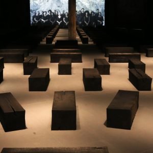 Instalação no Sesc Pompeia denuncia marcas do tráfico de escravizados