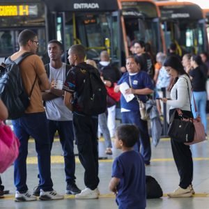 Setor de serviços fica estável em julho e sobe 2,4% em 12 meses