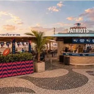 NFL no Rio: Patriots inauguram quiosque temático na praia de Copacabana