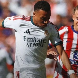 Zagueiro faz trapalhada, e Atlético de Madrid vence Real Madrid em La Liga
