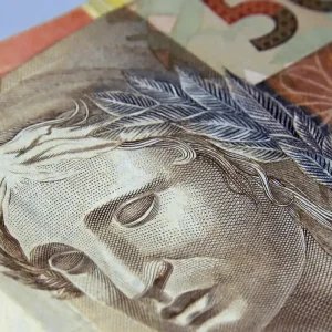 Brasileiros retiram R$ 10,5 bilhões da poupança em agosto