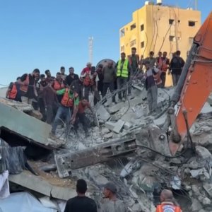 Vídeo: Criança fica presa em escombros após ataque em Gaza