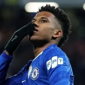 Estêvão vive dilema no Chelsea e vê espaço ameaçado com Xabi Alonso