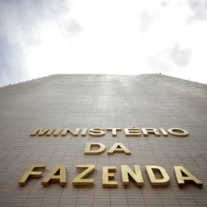 Governo prevê falta de R$ 15,8 bi no caixa de 2028 para políticas públicas