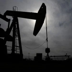 Petróleo cede com alívio nas tensões sobre oferta na Arábia Saudita