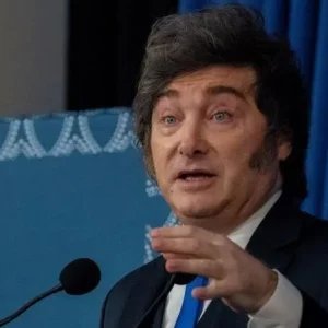 Milei atrai apoio de argentinos contra projeto petrolífero nas Malvinas