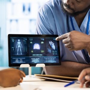Governo cobra YouTube para remover vídeos com falsos médicos criados por IA