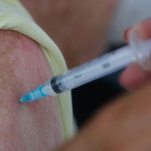 Rio amplia vacinação contra a covid-19 para idosos e trabalhadores