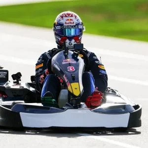 Max Verstappen supera 100 rivais e vence desafio de kart